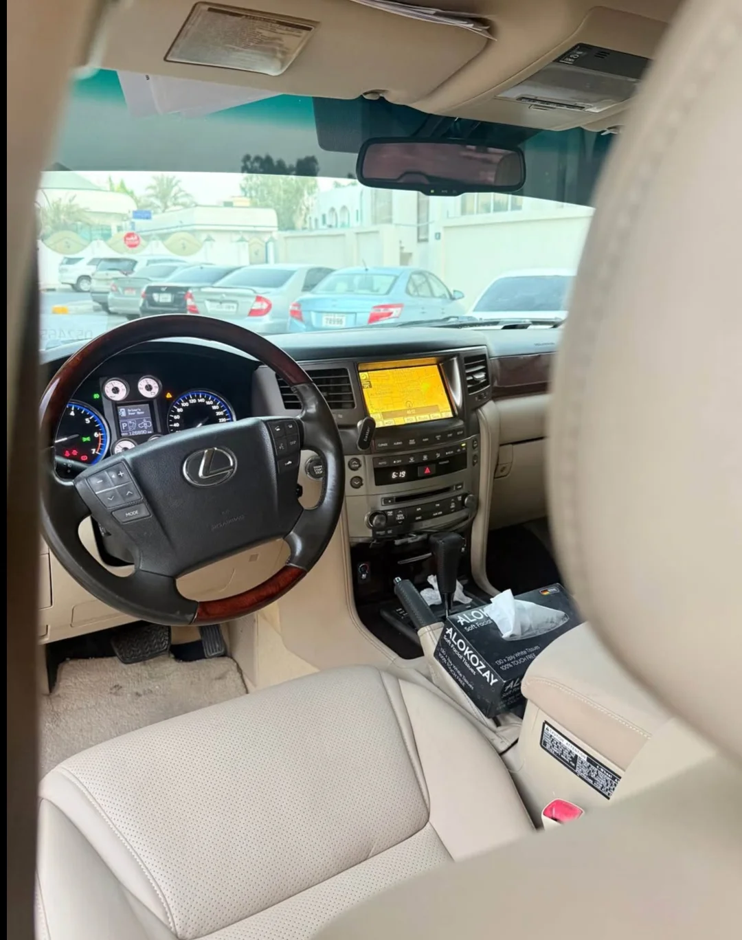 LEXUS LX570 2010 — miniature 4