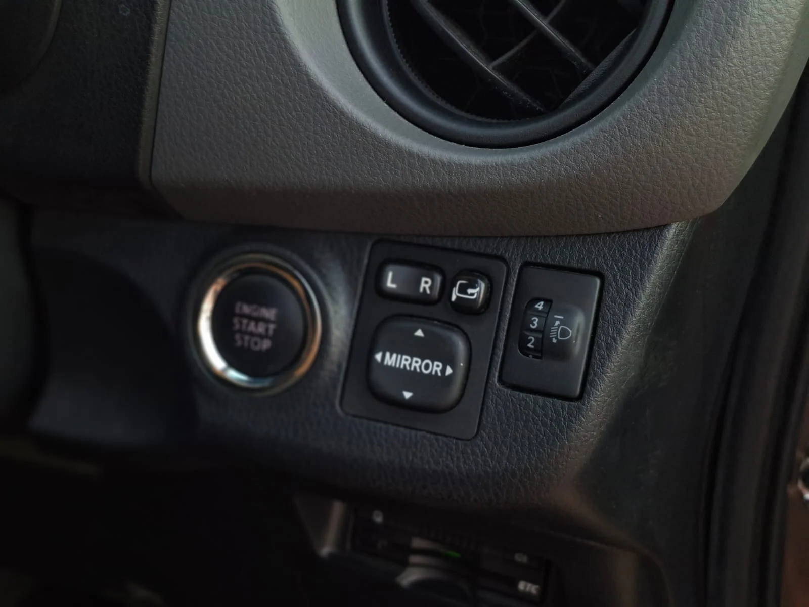 Toyota Vitz 2014 — miniature 18