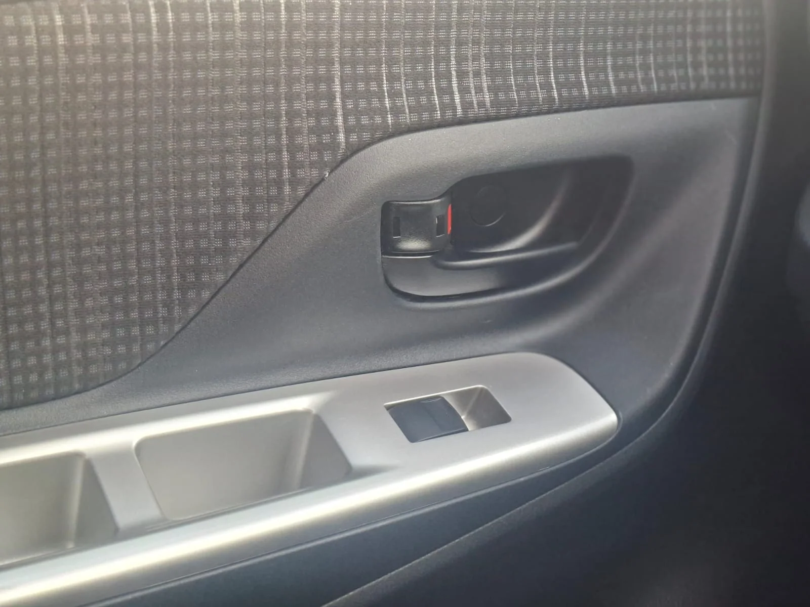Toyota Vitz 2014 — miniature 11