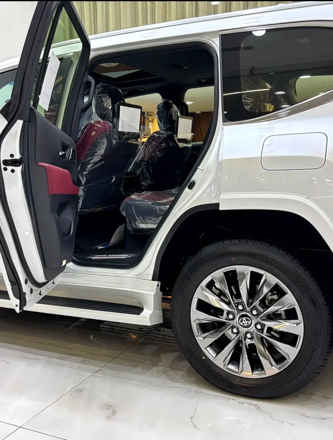 Toyota Land Cruiser LC300 2024 — miniature 6