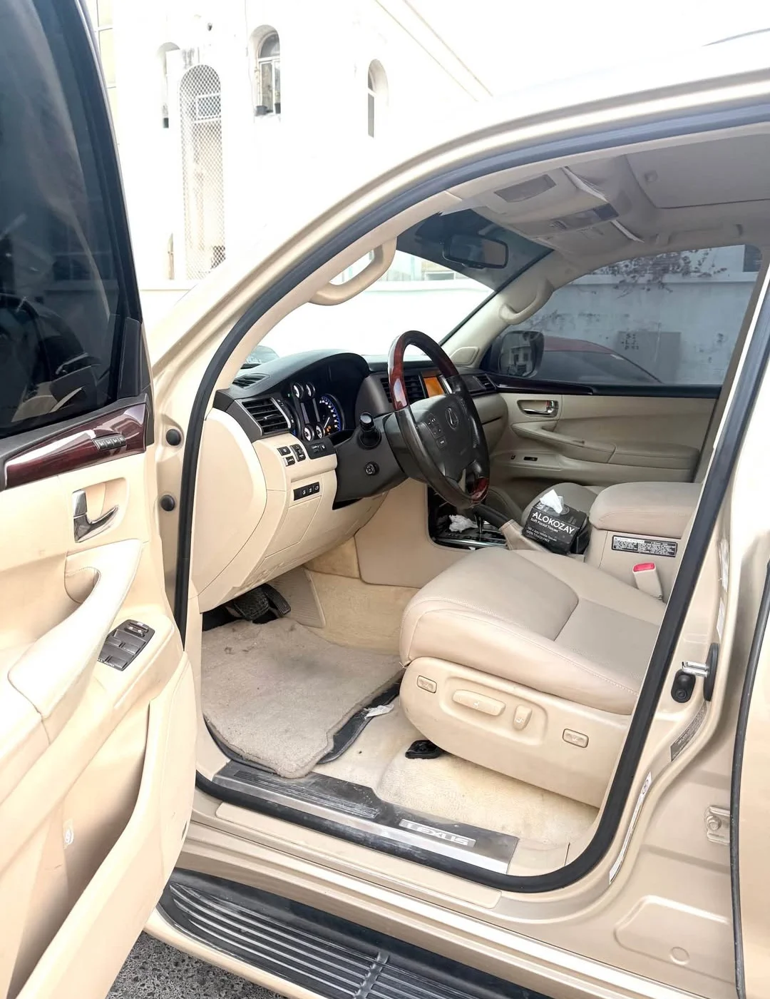 LEXUS LX570 2010 — miniature 5