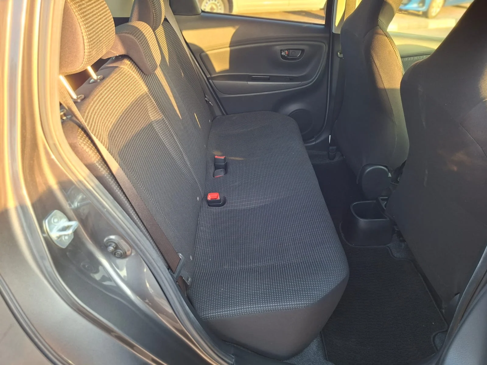 Toyota Vitz 2014 — miniature 17