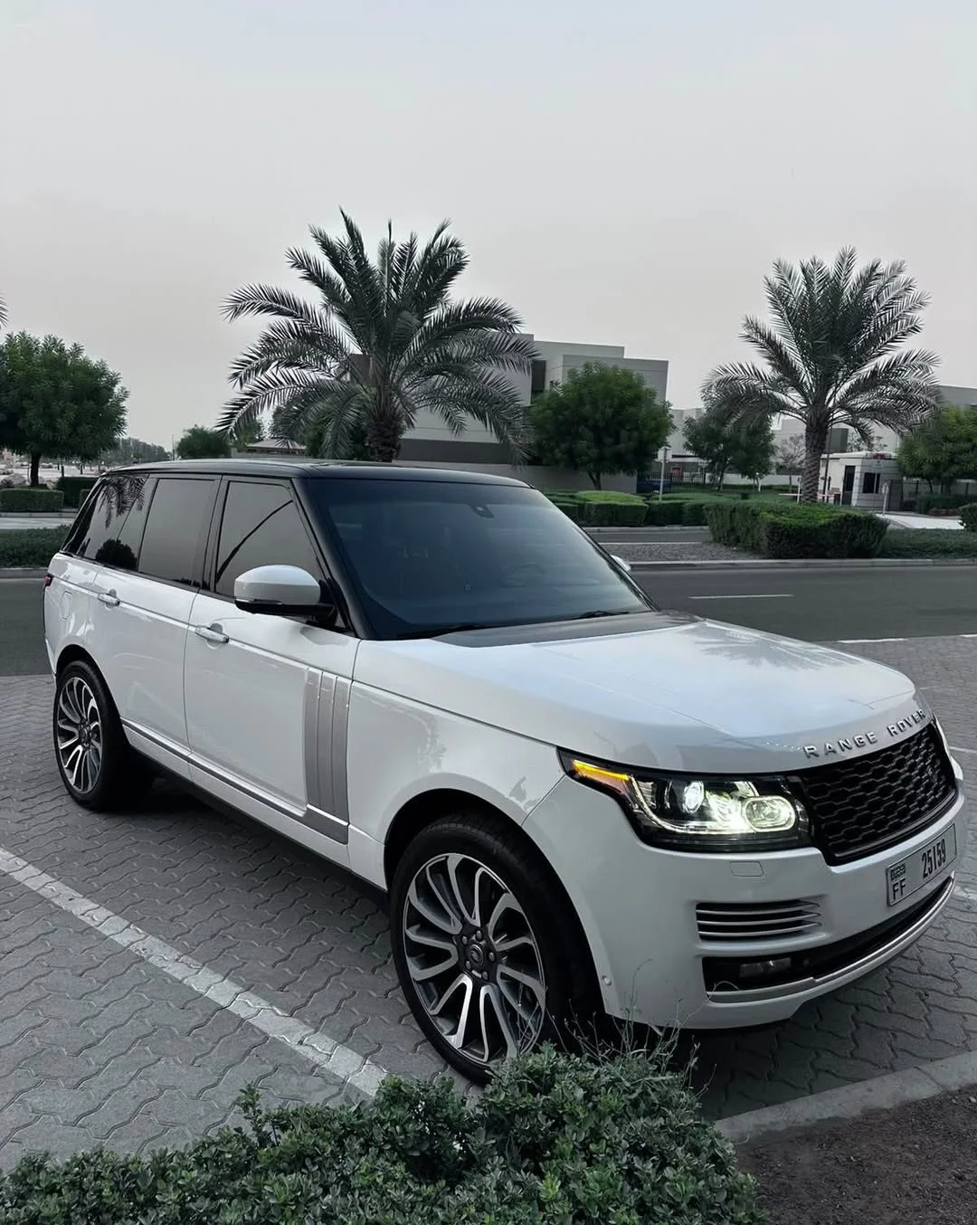 Land Rover Range Rover Vogue 2015 — photo principale