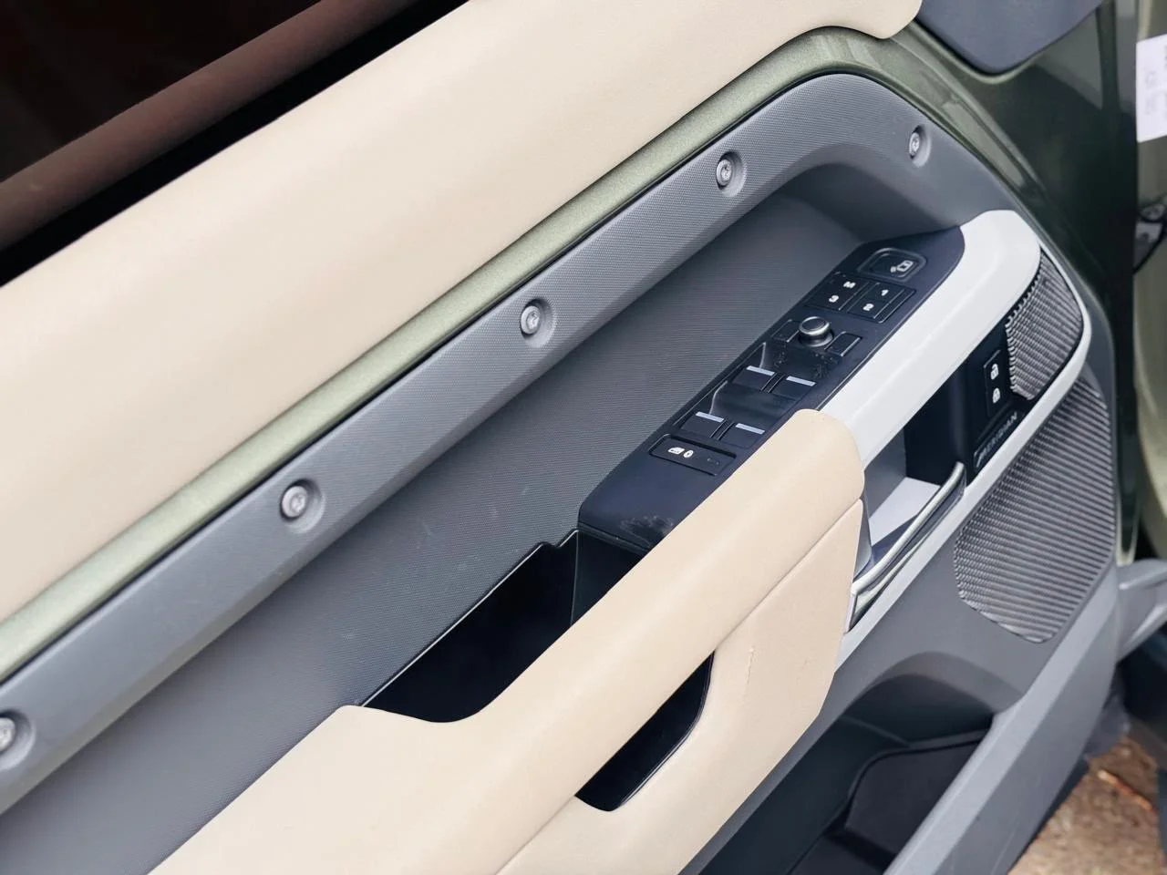 LAND ROVER DEFENDER 2020 — miniature 6
