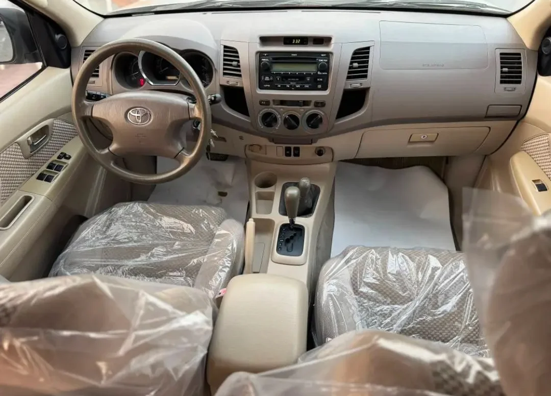 Toyota Fortuner 2007 — miniature 12