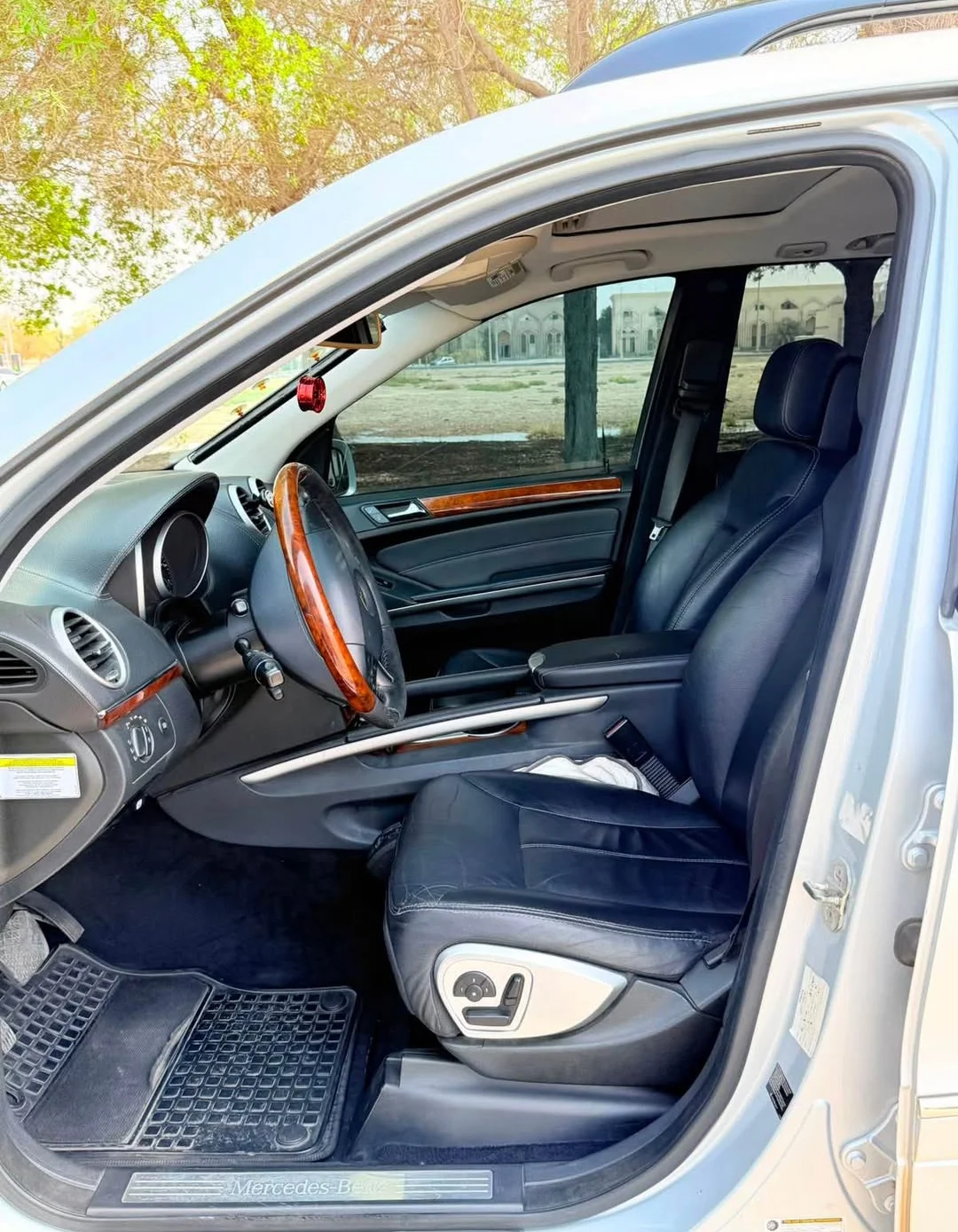 Mercedes Benz GL450 2010 — miniature 3