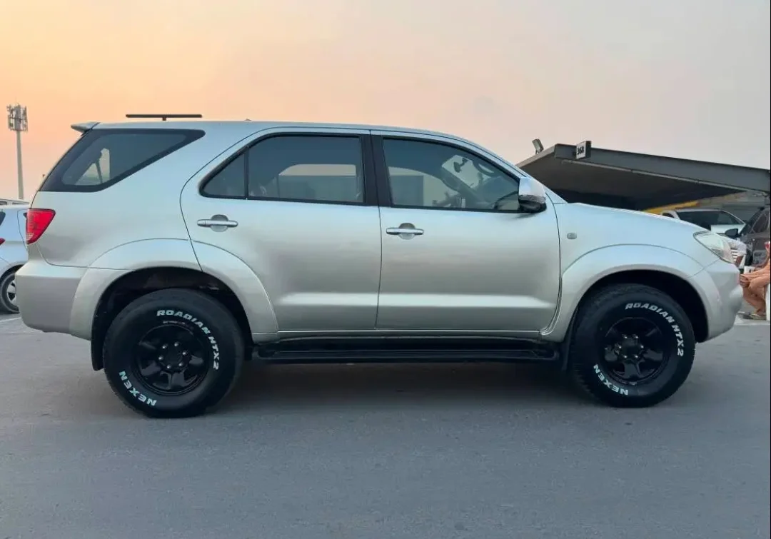Toyota Fortuner 2007 — miniature 2