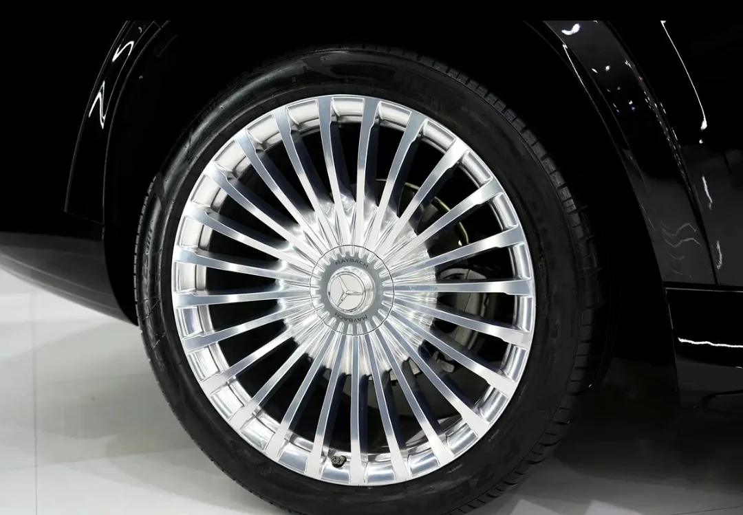 Mercedes-Benz GLS Maybach 2024 — miniature 19