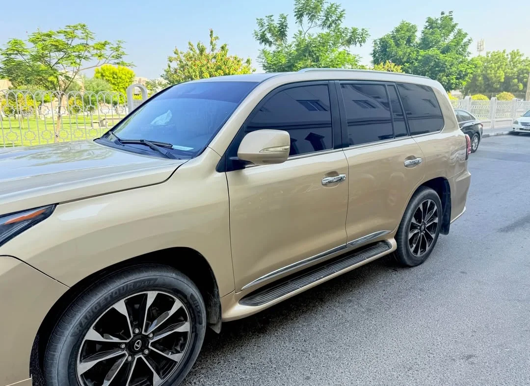 LEXUS LX570 2010 — miniature 6