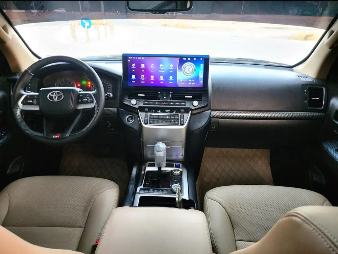 Toyota Land Cruiser LC300 2024 — miniature 10