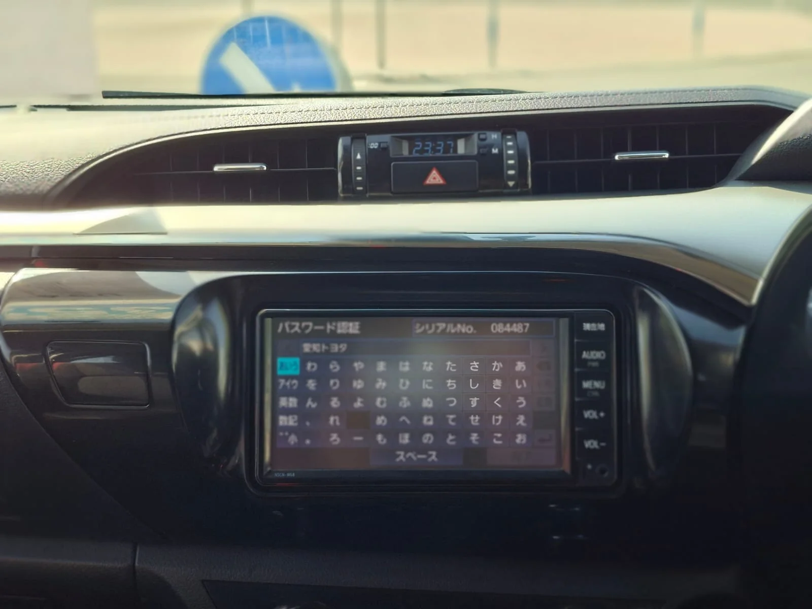 Toyota Hilux 2020 — miniature 10