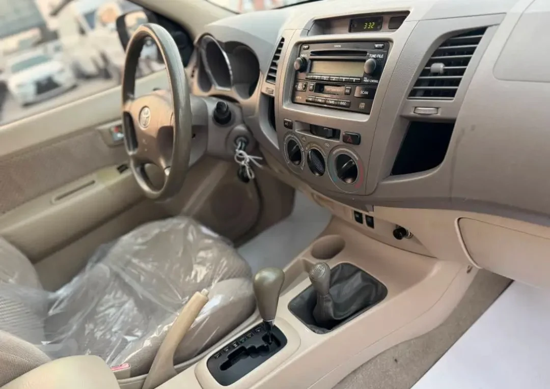 Toyota Fortuner 2007 — miniature 11