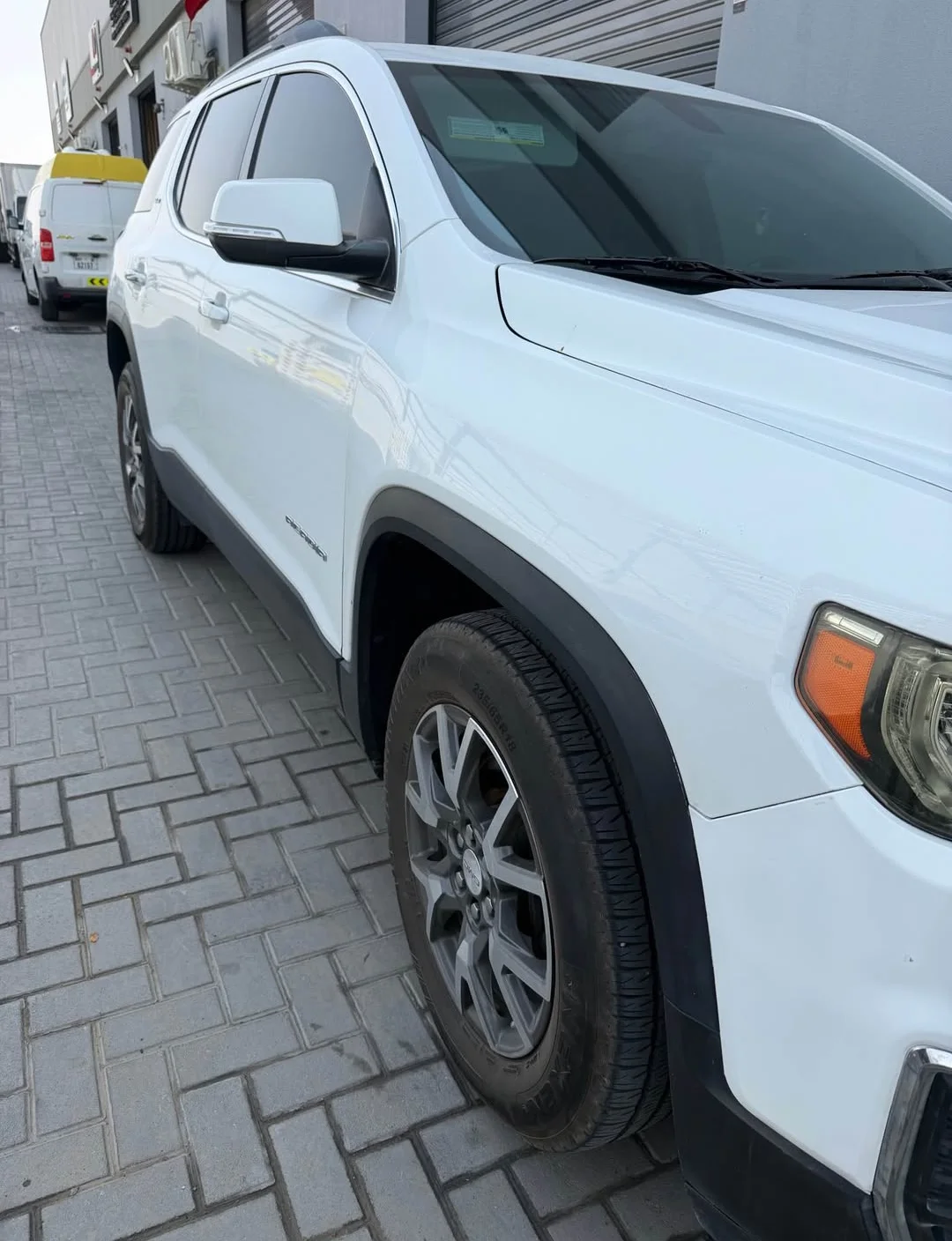 GMC Acadia 2020 — miniature 3