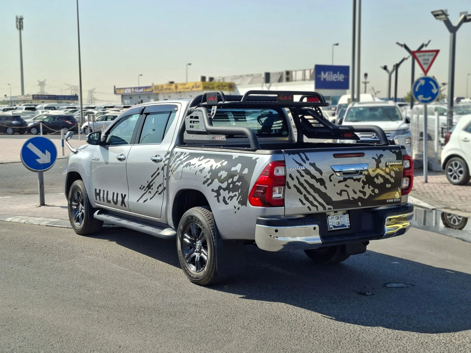 Toyota Hilux 2020 — miniature 2