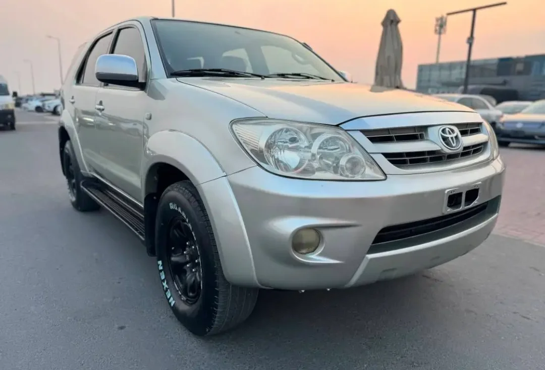 Toyota Fortuner 2007 — miniature 4